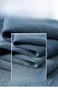 Détail du tissu denim bleu foncé doux avec armure sergé et sensation de tombé fluide