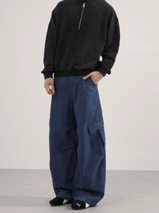 Pantalon cargo large rétro pour homme et sweat noir dans un style urbain minimaliste