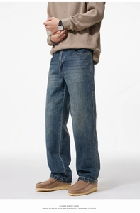 Détail d'un jean coupe droite décontractée pour homme avec un délavage bleu classique