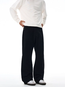 Jeans da uomo in cotone bianco sporco a gamba larga cleanfit con rivetti in metallo