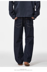 Dettaglio di jeans baggy a gamba larga lavaggio scuro con ricamo sulle tasche posteriori