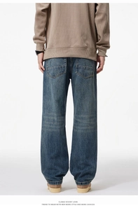 Vue arrière du jean bleu vintage pour homme avec coupe droite et poches plaquées
