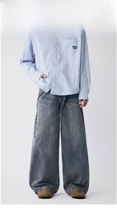 Herren Retro-Outfit mit hellblauem Hemd, Herz-Patch und grauer Wide-Leg-Jeans