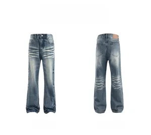 Viste frontale e posteriore dei jeans svasati blu vintage con trama a baffi di gatto