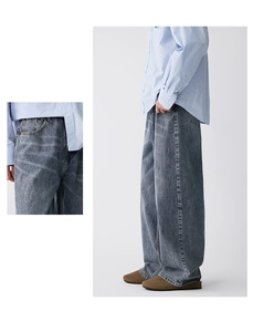 Detail der vintage grauen Loose-Fit-Jeans mit geradem Beinschnitt und Denim-Textur