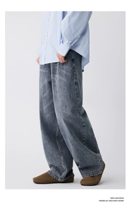 Detailansicht der kohlegrauen Wide-Leg Denim Jeans mit gewaschener Vintage-Textur und Fall