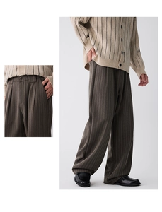 Detailansicht der dunkelbraunen Herren-Nadelstreifenhose mit hoher Taille und Bundfalten