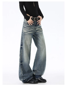 Dettaglio jeans a zampa lavaggio vintage con baffature ed effetto invecchiato retrò