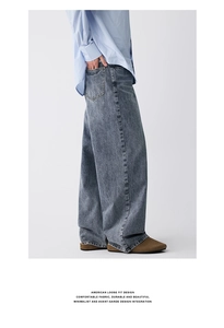 Seitenansicht der lockeren Wide-Leg-Jeans im US-Stil in Acid Wash Grau mit Denim-Struktur-Details
