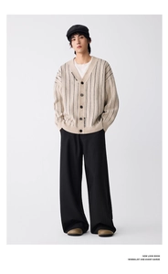 Minimalistischer Herrenstrickjacke mit vertikalen Streifen und hochwertigem Vintage Look