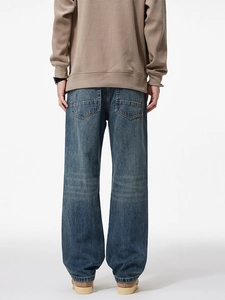Ensemble jean bleu délavé coupe droite et haut beige gaufré pour homme de dos