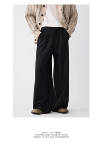 Details einer schwarzen Herrenhose im American Loose Fit mit minimalistischem Faltenwurf
