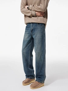 Jean bleu vintage pour homme, coupe droite décontractée et style rétro épuré