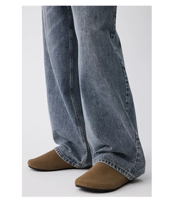 Nahaufnahme brauner Wildleder-Loafer kombiniert mit blauer Vintage-Straight-Jeans
