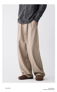 Detail der Nadelstreifen-Hose mit weitem Bein, Bundfalten und fließender Passform