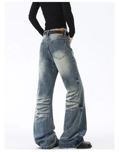 Dettaglio dei jeans lavaggio retrò blu con baffature e toppa in pelle sul retro
