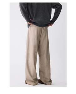 Detailansicht der khakifarbenen Herrenhose mit eleganten dunklen vertikalen Streifen