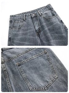 Details einer rauchgrau gewaschenen Jeans mit Metallknöpfen und großen Gesäßtaschen