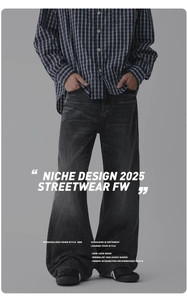 Détail d'un jean évasé gris foncé avec délavage vintage de style streetwear américain