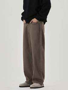 Pantaloni da uomo in tela marrone stile street relax con taglio a gamba larga e texture premium