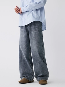 Herren Jeanshose mit weitem Bein in gewaschenem Anthrazit im minimalistischen Retro-Stil