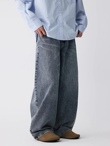 Herrenhemd in Hellblau mit Vintage-Waschung und dunkelgrauer weiter Jeanshose
