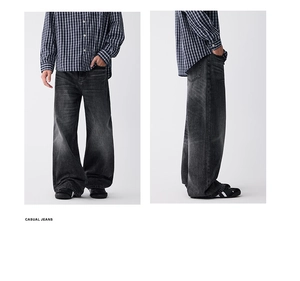 Gros plan sur un jean évasé gris foncé vintage avec texture délavée et coupe décontractée