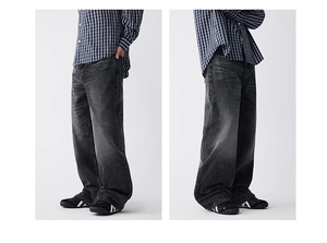 Détail de jean évasé pour hommes en gris foncé avec texture délavée et moustaches