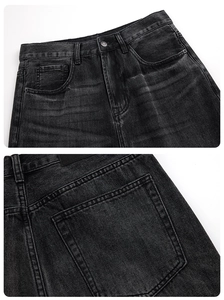 Détails du jean gris foncé avec boutons métalliques et texture denim délavée