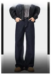 Dettaglio di jeans blu scuro a gamba dritta con cuciture a contrasto in stile streetwear
