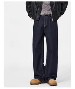 Dettaglio dei jeans larghi blu scuro con cuciture a contrasto e taglio dritto morbido