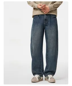 Dettaglio dei jeans a gamba larga blu scuro con trama denim lavata e tasche classiche