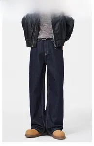 Modello che indossa jeans in denim blu scuro a gamba dritta e larga in stile street chic