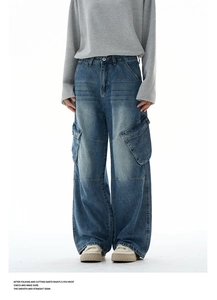 Λεπτομέρεια του cargo τζιν με μεγάλες τσέπες και ξεθωριασμένη vintage υφή πλύσης