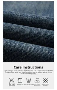 Macro della trama denim blu con istruzioni dettagliate per il lavaggio dei jeans