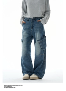Λεπτομέρεια από τσέπες cargo και πλύσιμο σε μπλε streetwear τζιν με φαρδύ μπατζάκι