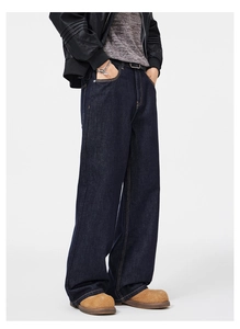 Jeans blu scuro a gamba larga con cuciture gialle a contrasto e silhouette a gamba dritta