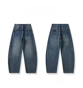 Presentazione piatta dei jeans vintage lavati blu scuro con vista anteriore e posteriore