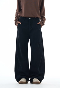 Nahaufnahme der schwarzen Wide-Leg-Cargohose mit Struktur und hohem Taillenknopf