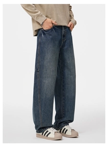 Dettaglio dei jeans larghi blu scuro lavaggio vintage con cuciture laterali a vista