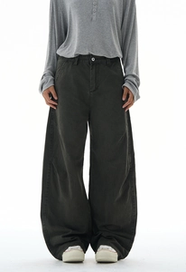 Detail der weiten Vintage-Cargohose in gewaschenem Dunkelgrau aus Baumwolldenim