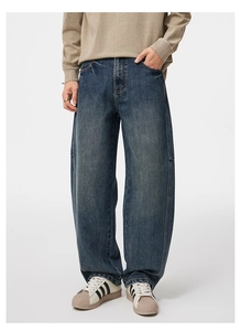 Dettaglio dei pantaloni in denim dritto vintage lavato con cuciture verticali lungo la gamba