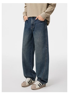 Dettaglio dei jeans larghi da uomo in blu scuro con texture lavata vintage