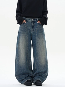 Jean bleu vintage délavé pour homme avec coutures en V et effet empilé au bas du pantalon