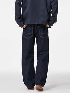 Jeans dritti larghi da uomo in denim blu scuro con cuciture a contrasto arancioni sul retro