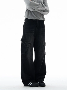 High street φαρδύ cargo τζιν σε μαύρο denim με πολλές τσέπες και φαρδιά γραμμή