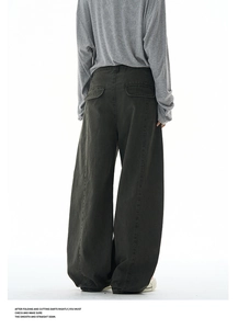 Makro-Detailansicht der Herren Wide-Leg Cargohose mit zwei Gesäßklappentaschen und robustem Stoff