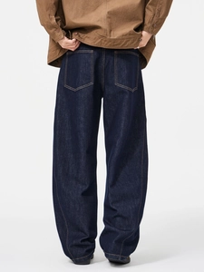 Men's loose straight-leg dark blue denim pants with curved cut and contrast stitching