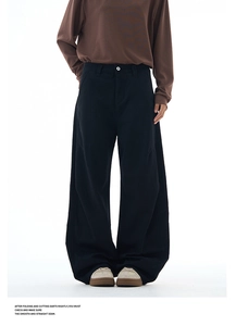 Detail der locker sitzenden schwarzen weiten Hose mit schwerem Stoff und hochwertigem Fall