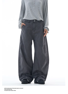 Detail der dunkelgrauen Wide-Leg-Cargo-Hose aus gewaschenem Canvas mit praktischen Seitentaschen